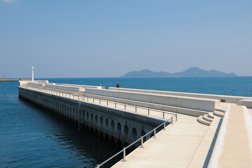 新設港の防波堤、遊歩道（海上歩道橋）、釣り浮桟橋、トイレ他、