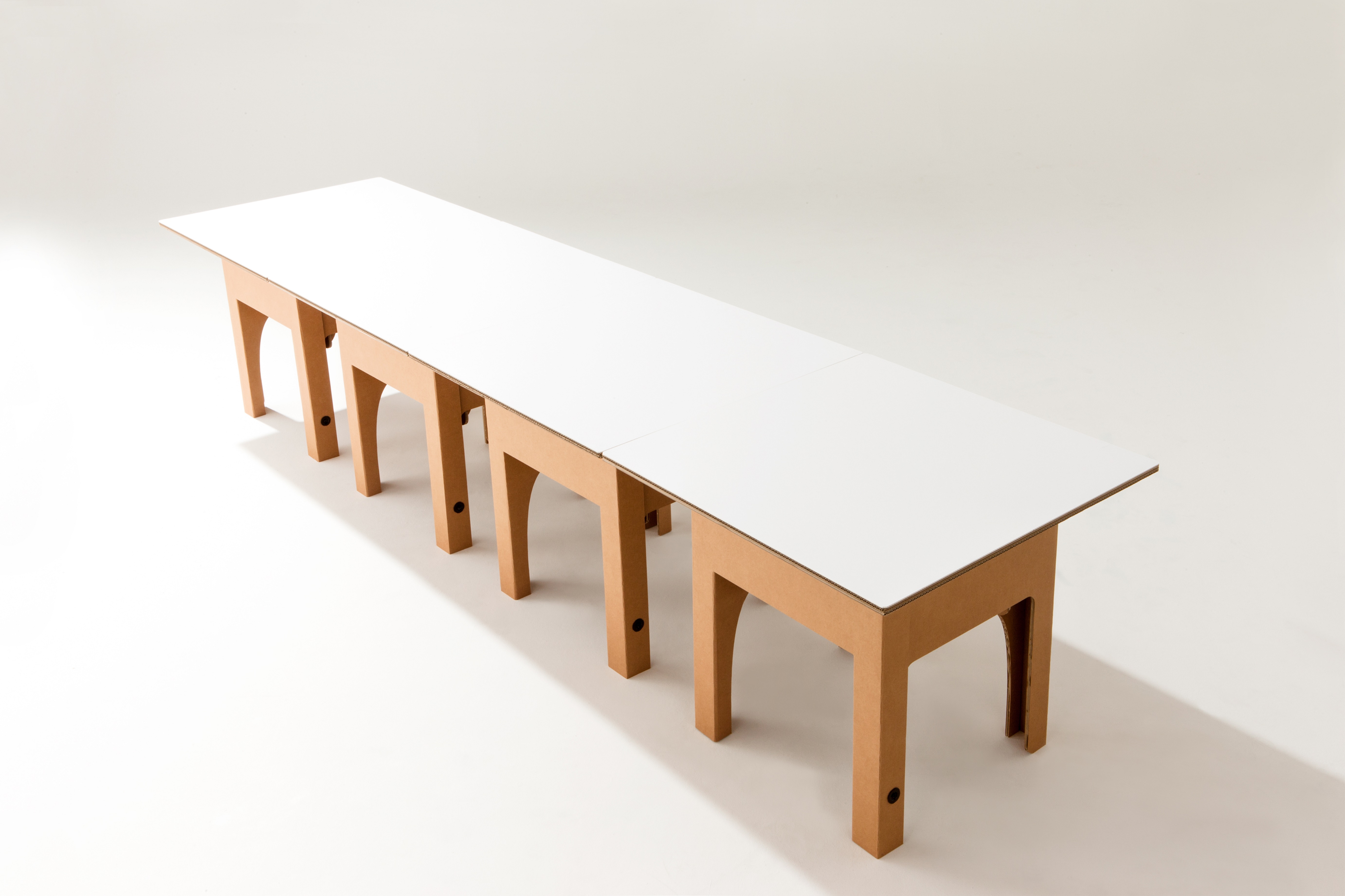 強化ダンボール製組み立てテーブル