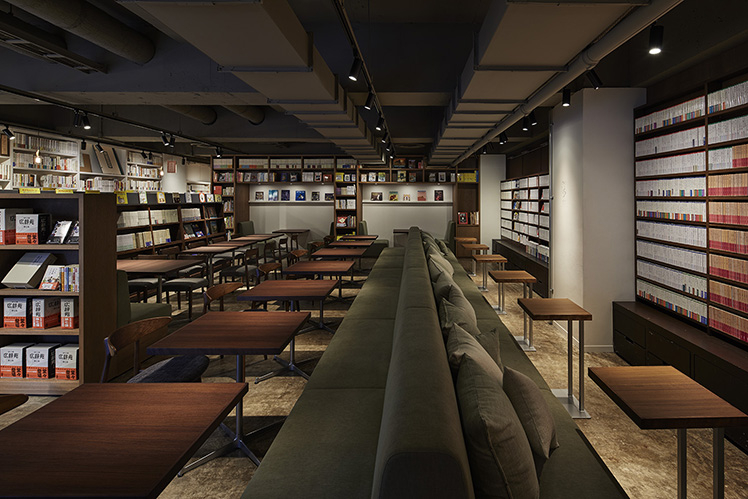 書店、喫茶店、ワークスペースの複合施設