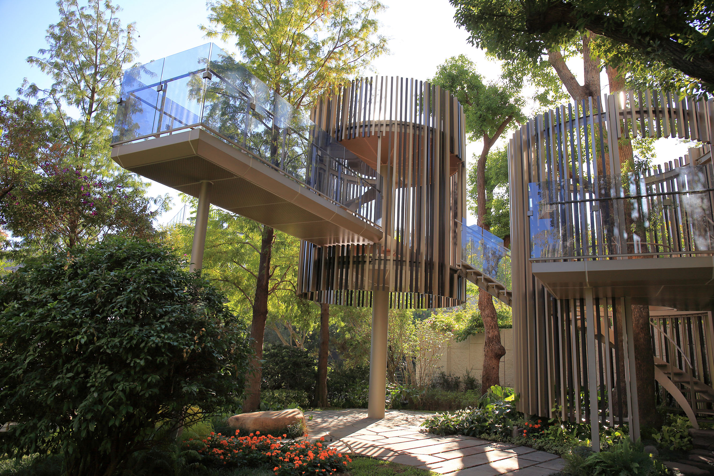 Residential courtyard landscape