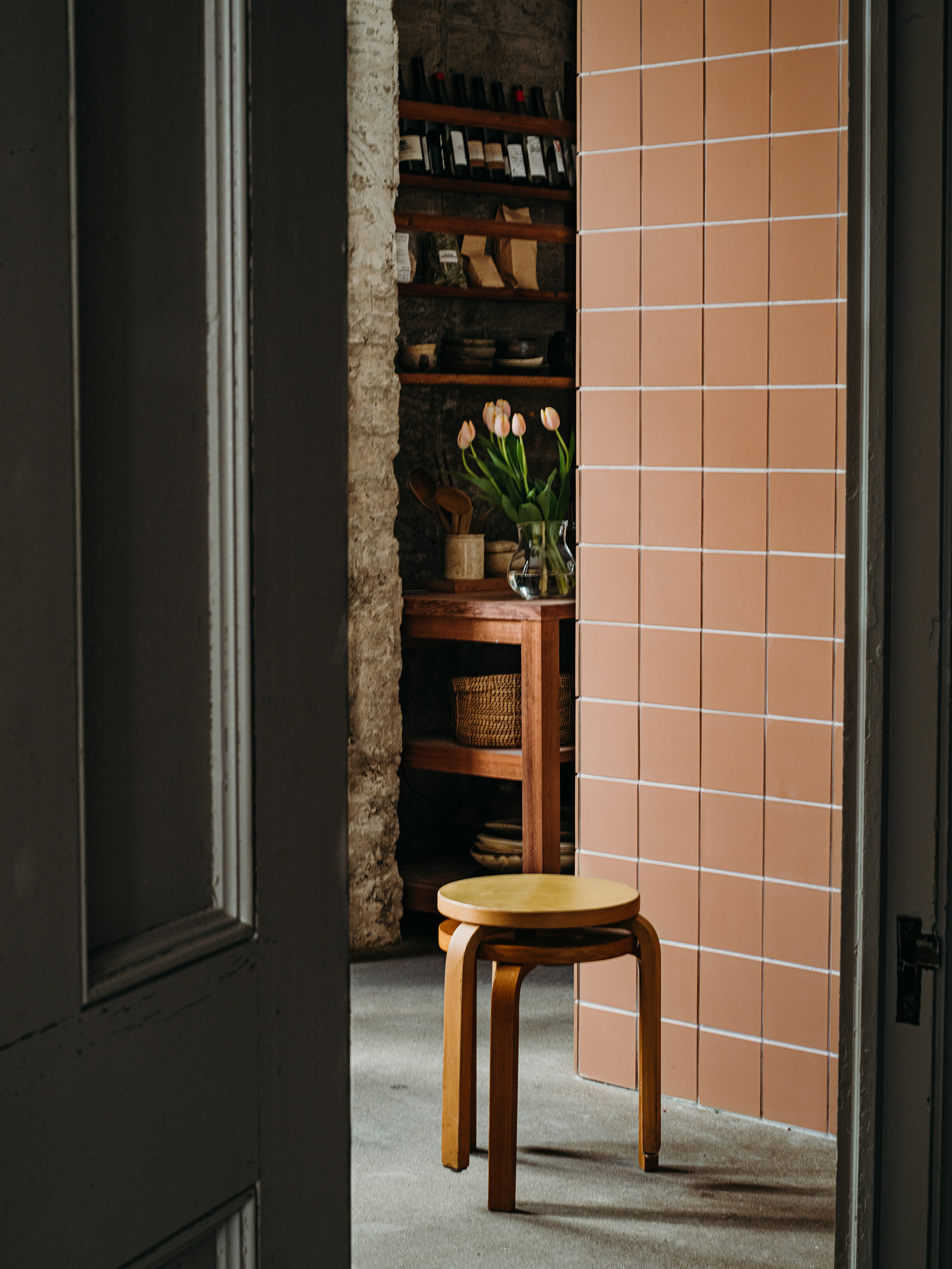 磁器質タイル（または「建材用タイル」）